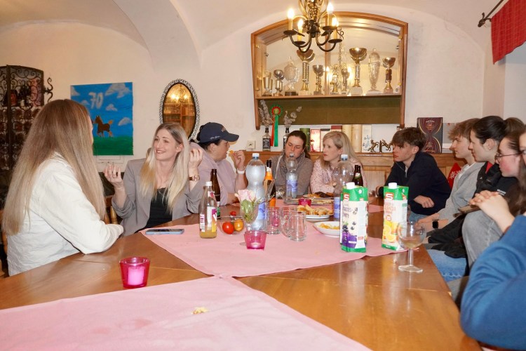 Foto der Mitglieder bei der Jahreshauptversammlung im Reiterstüberl.