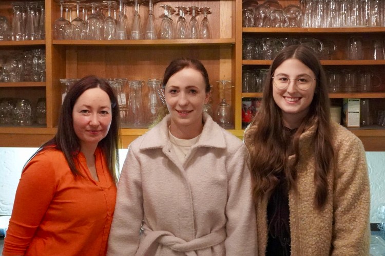 Sarah Grüneis, Kristina Zachbauer und Anja Diebetsberger hinter der Bar.