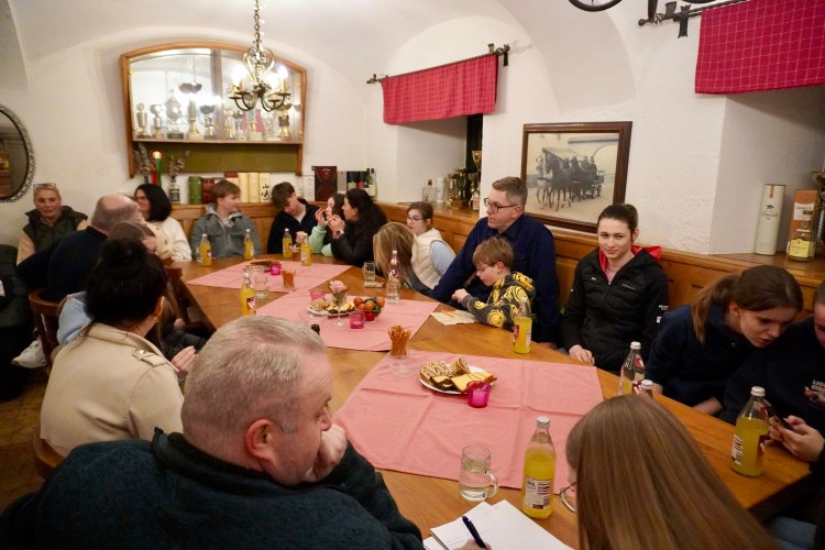 Foto der Mitglieder bei der Jahreshauptversammlung im Reiterstüberl.