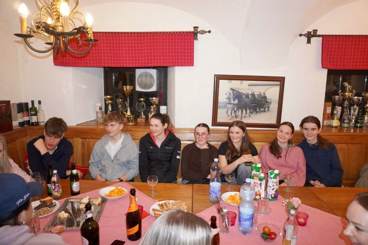 Foto der Mitglieder bei der Jahreshauptversammlung im Reiterstüberl.