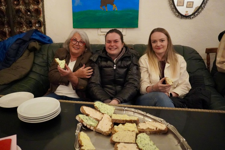 Waltraud Wimeder, Katharian Haas und Isabell Ranftl genießen die Aufstrichbrote.