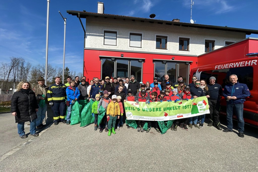 Foto aller Beteiligten an der Aktion vor dem Feuerwehrgebäude in Brunnenthal.