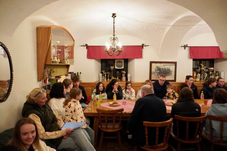 Foto der Mitglieder bei der Jahreshauptversammlung im Reiterstüberl.