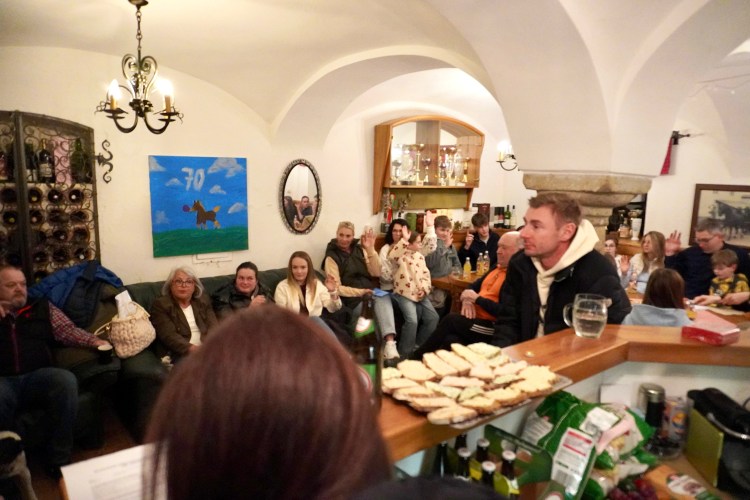 Foto der Mitglieder bei der Jahreshauptversammlung im Reiterstüberl.