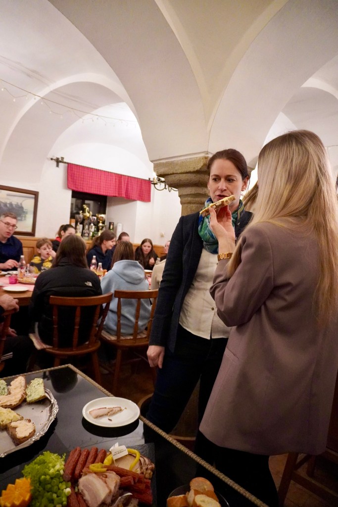 Foto der Mitglieder bei der Jahreshauptversammlung im Reiterstüberl.