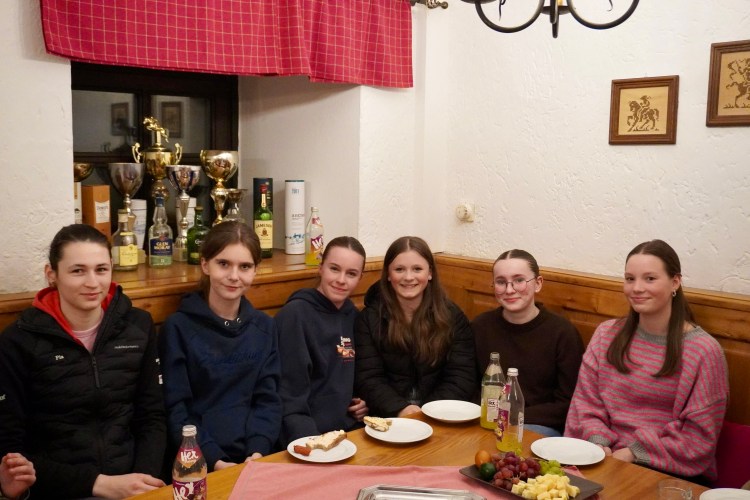 Foto der Mitglieder bei der Jahreshauptversammlung im Reiterstüberl.