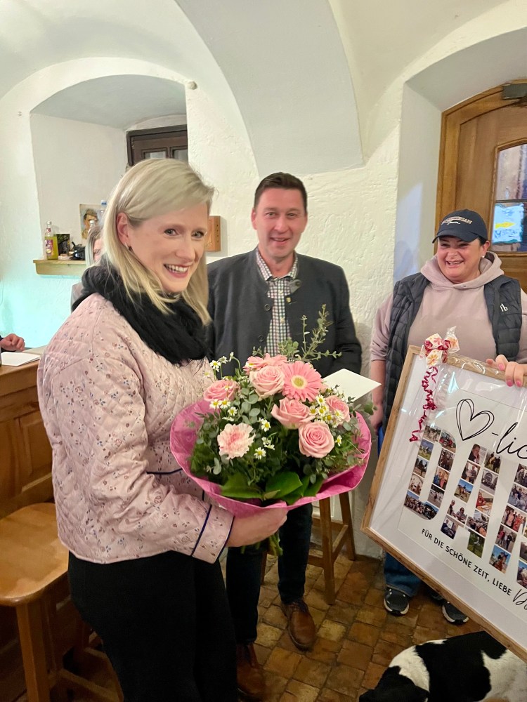 Überreichung des Geschenkes an Doris Grabmann.