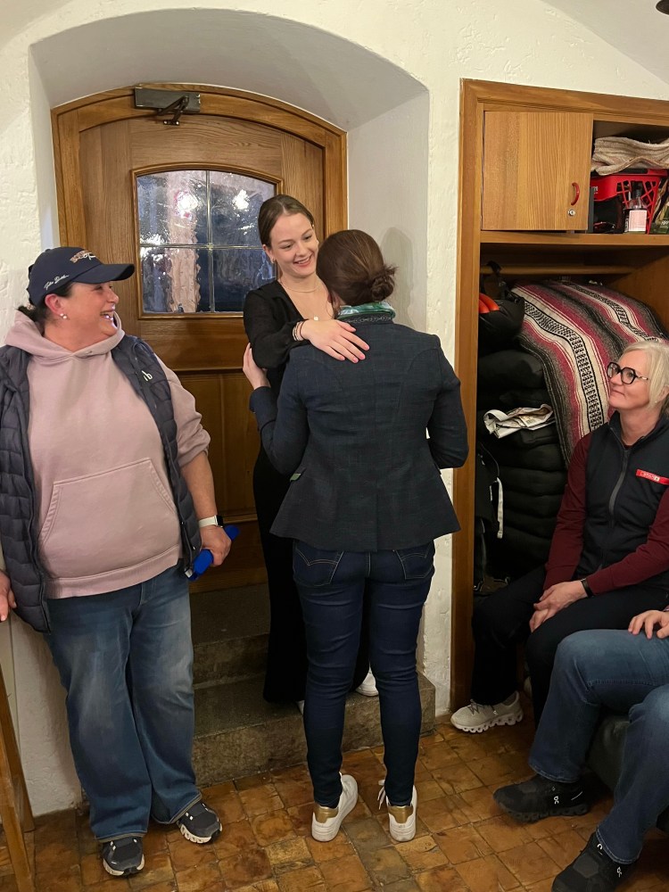 Anna Wimeder bedankt sich bei Petra Schmied für ihre Tätigkeiten im Vorstand des RBBS.