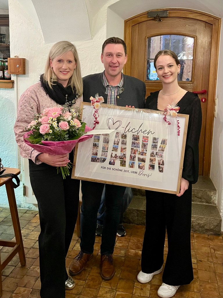 Doris Grabmann, Stefan Schneebauer und Anna Wimeder bei der Übergabe des Geschenkes an die ehemalige Obfrau,