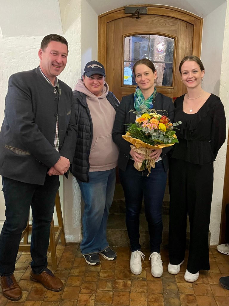 Stefan Schneebauer, Andrea Wimeder, Petra Schmied und Anna Wimeder bei der Übergabe eines Blumenstraußes an Petra,