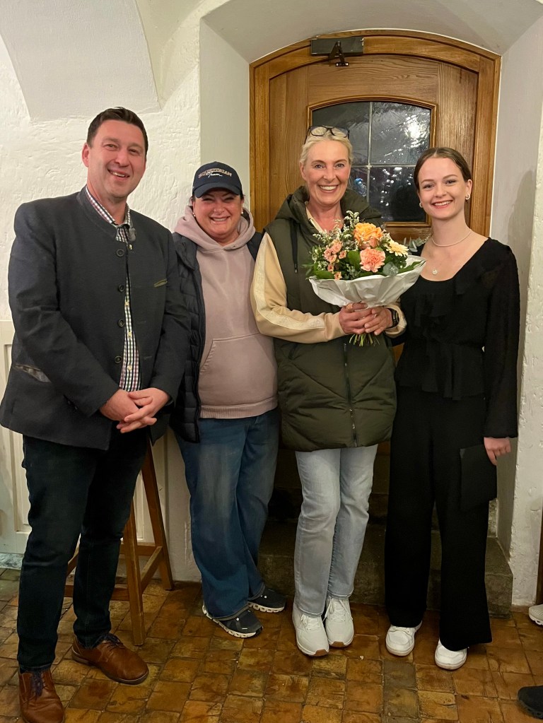 Stefan Schneebauer, Andrea Wimeder, Cornelia Reisinger und Anna Wimeder bei der Übergabe eines Blumenstraußes an Conny.