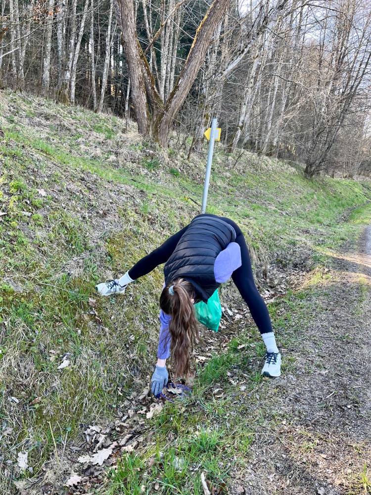 Obfrau Anna Wimeder im vollen Einsatz beim Müll sammeln.